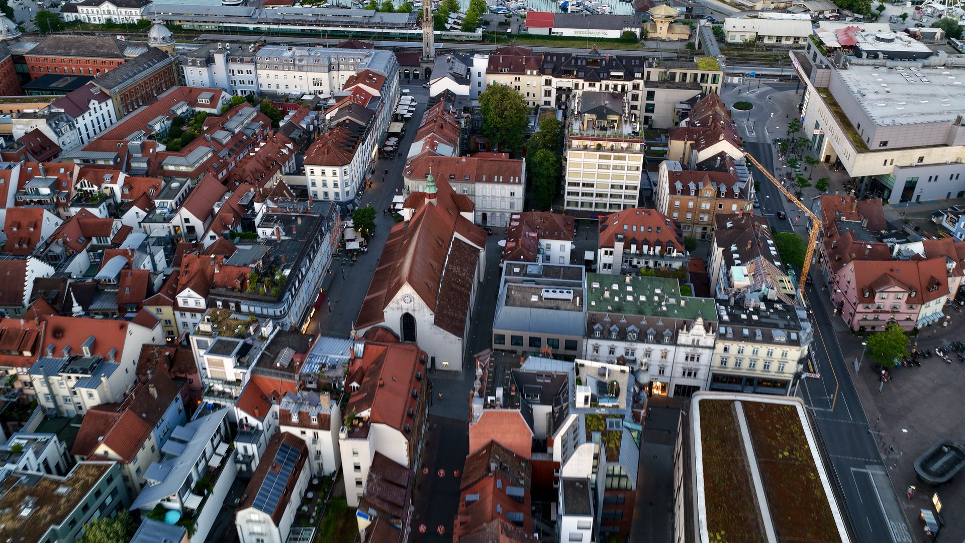 Luftaufnahme der Konstanzer Altstadt mit dem Praxisstandort
