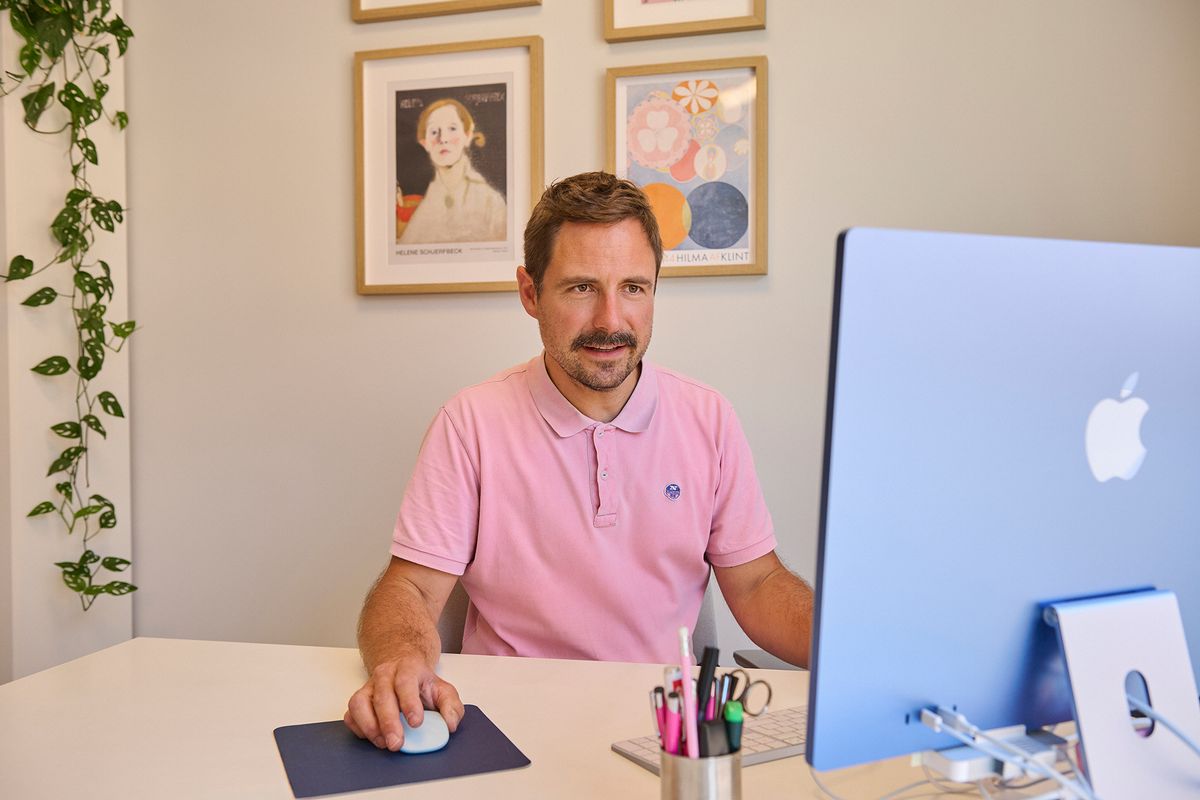Jan Otte, founder of GYNFLUENCE, at his desk