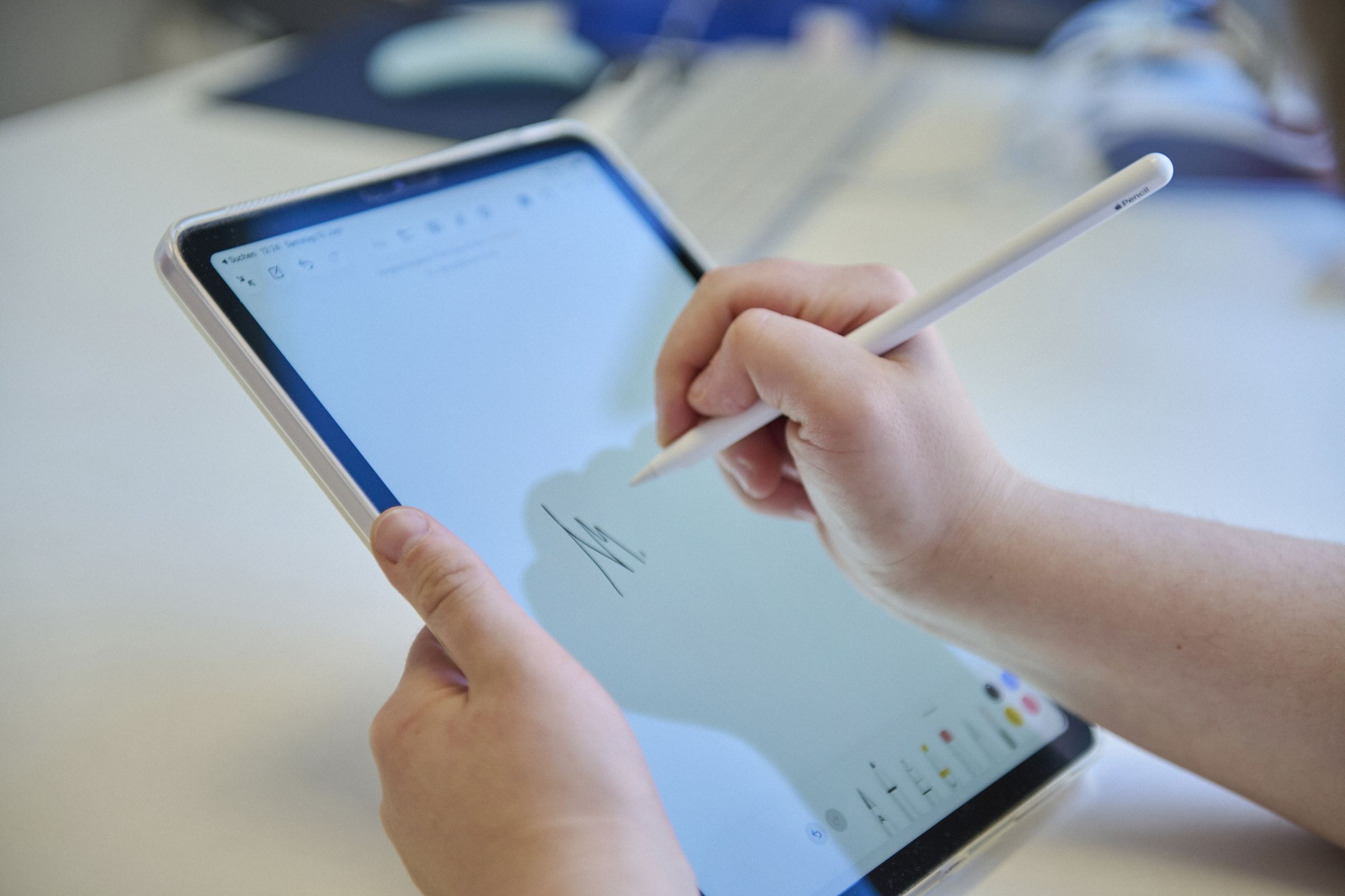 Hände notieren mit dem Stift auf einem Tablet